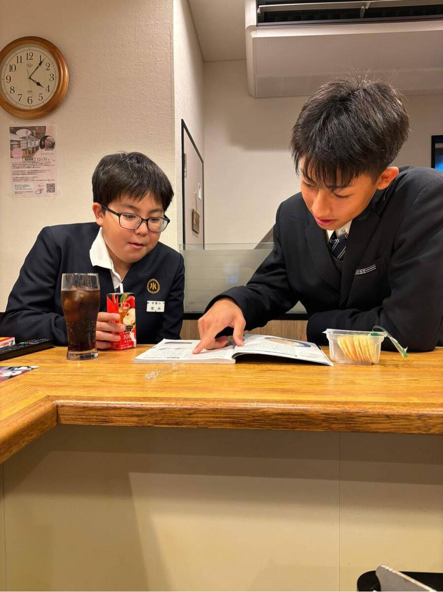 高校生のお兄さんに勉強を習う姿